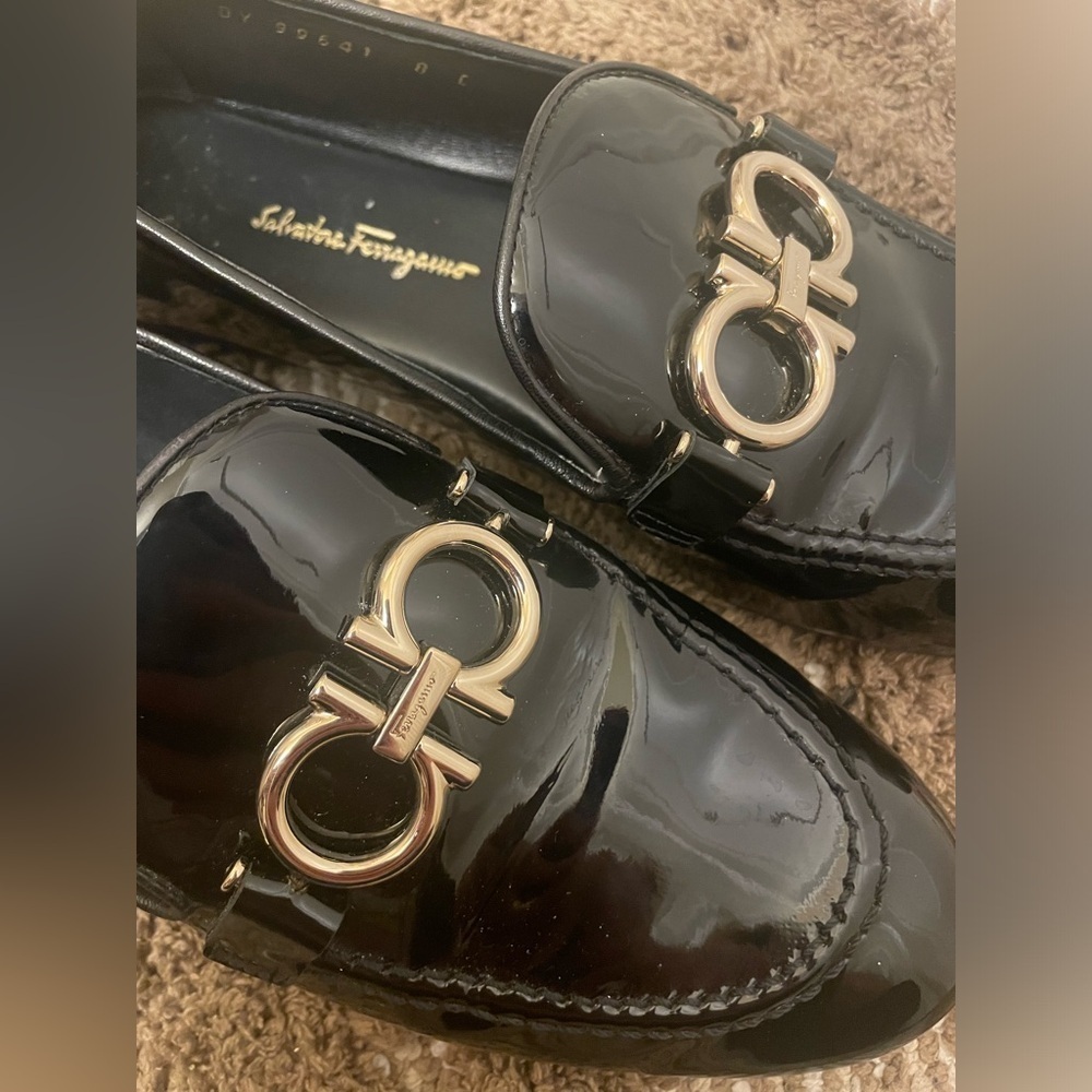Salvatore Ferragamo Women's Trifoglio Patent Leather Loafer Size 8 fits like a 7 - Picture 8 of 10